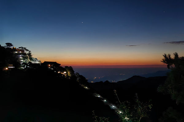 第一届湖北汉正街服贸产业发展大会隆重举行